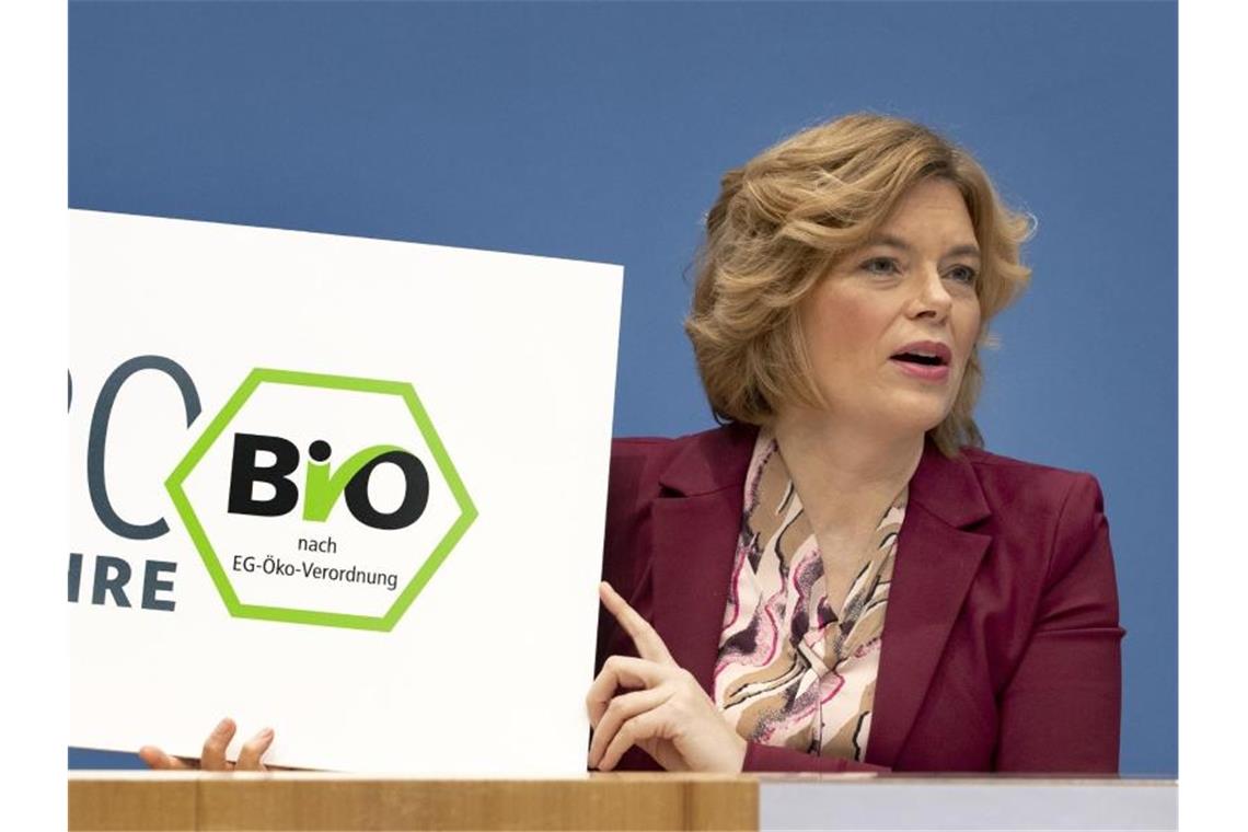 Bundesagrarministerin Julia Klöckner (CDU) stellte bei einer Presskonferenz neue Umfragedaten zu Bio-Lebensmitteln vor. Foto: Michael Sohn/POOL AP/dpa