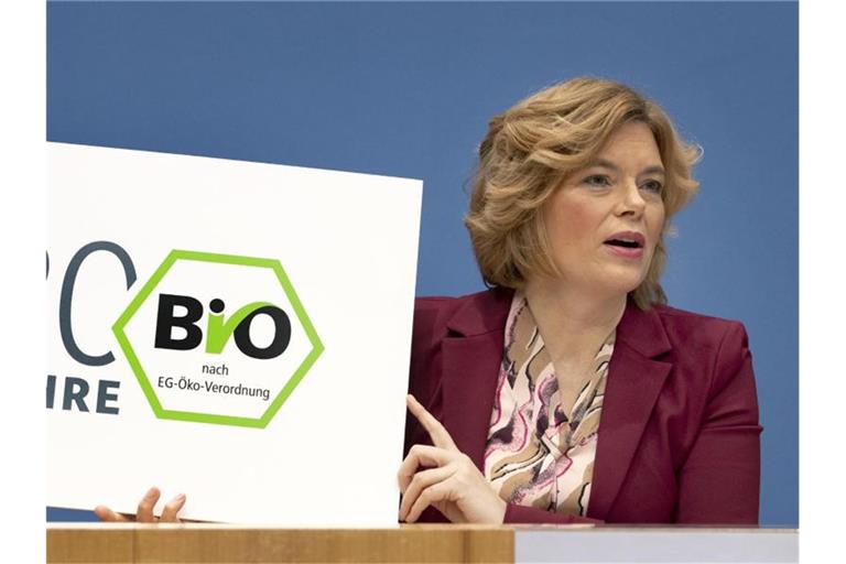 Bundesagrarministerin Julia Klöckner (CDU) stellte bei einer Presskonferenz neue Umfragedaten zu Bio-Lebensmitteln vor. Foto: Michael Sohn/POOL AP/dpa