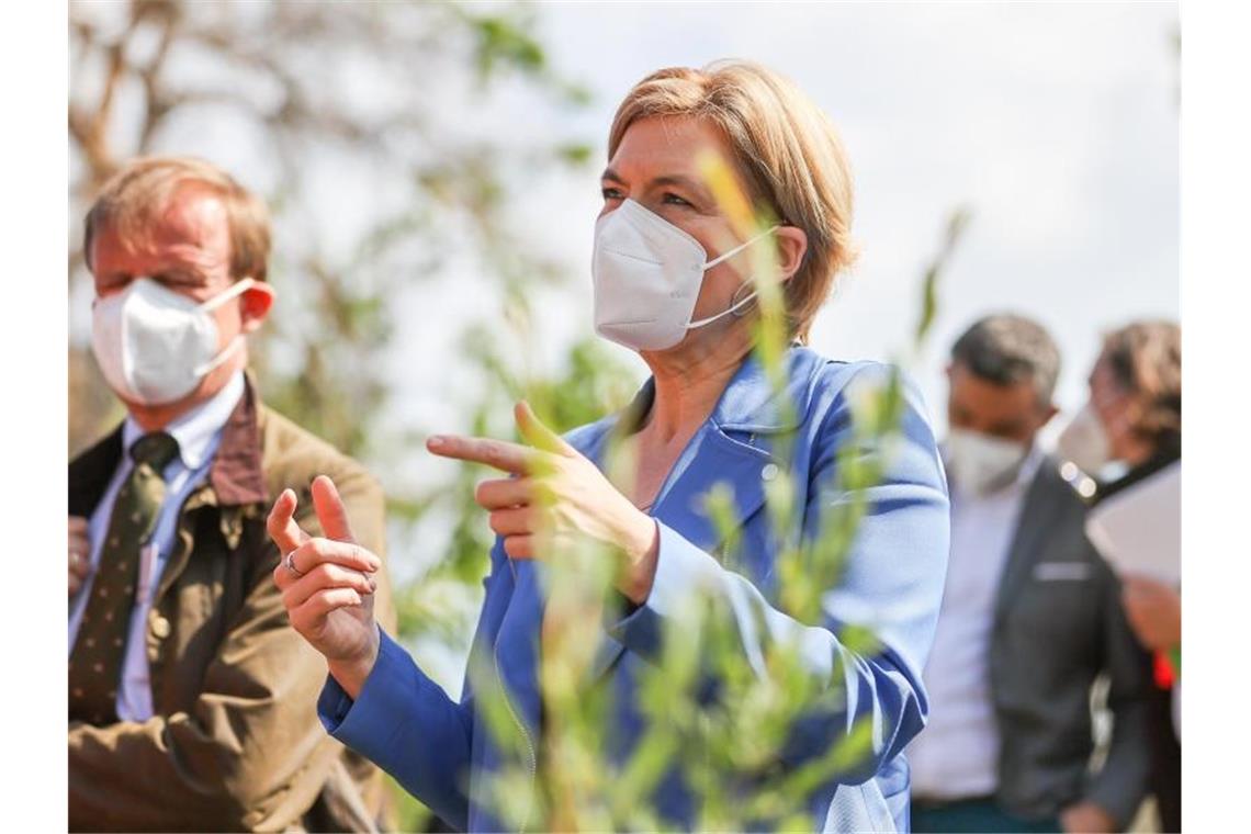 Klöckner kündigt Klima-Prämien für Waldbesitzer an Bundesagrarministerin Julia Klöckner ist zum Waldgipfel nach Oranienbaum-Wörlitz (Sachsen-Anhalt) gereist. Foto: Jan Woitas/dpa-Zentralbild/dpa