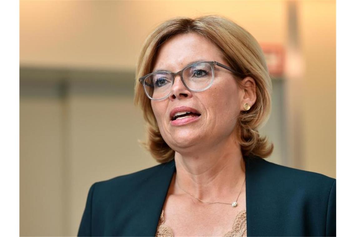 Bundesagrarministerin Julia Klöckner spricht bei einer Pressekonferenz zum Thema Fleischbranche und Tierwohl. Foto: Johannes Neudecker/dpa/Archiv