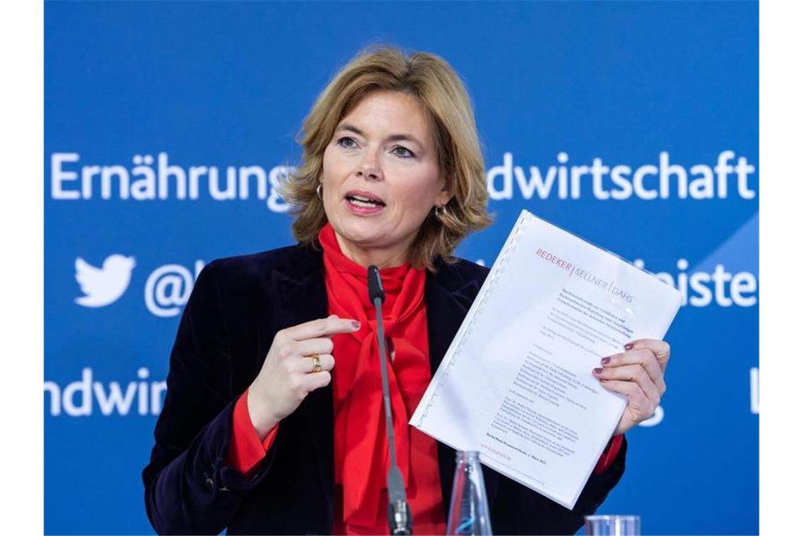 Die komplizierte Finanzoperation „Tierwohlabgabe“ Bundesagrarministerin Julia Klöckner stellt auf einer Pressekonferenz die Machbarkeitsstudie vor. Foto: Bernd von Jutrczenka/dpa