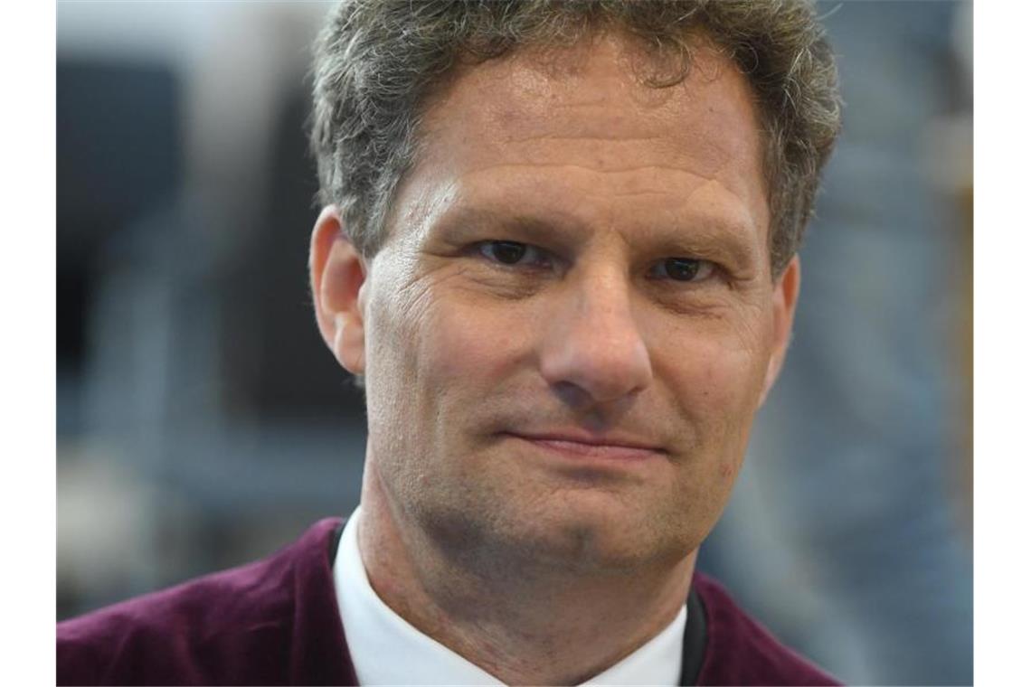 Halle-Anschlag: Angeklagter nutzt Gerichtssaal als Bühne Bundesanwalt Kai Lohse wartet im Landgericht auf den Prozessbeginn. Foto: Hendrik Schmidt/dpa-Zentralbild/Pool/dpa