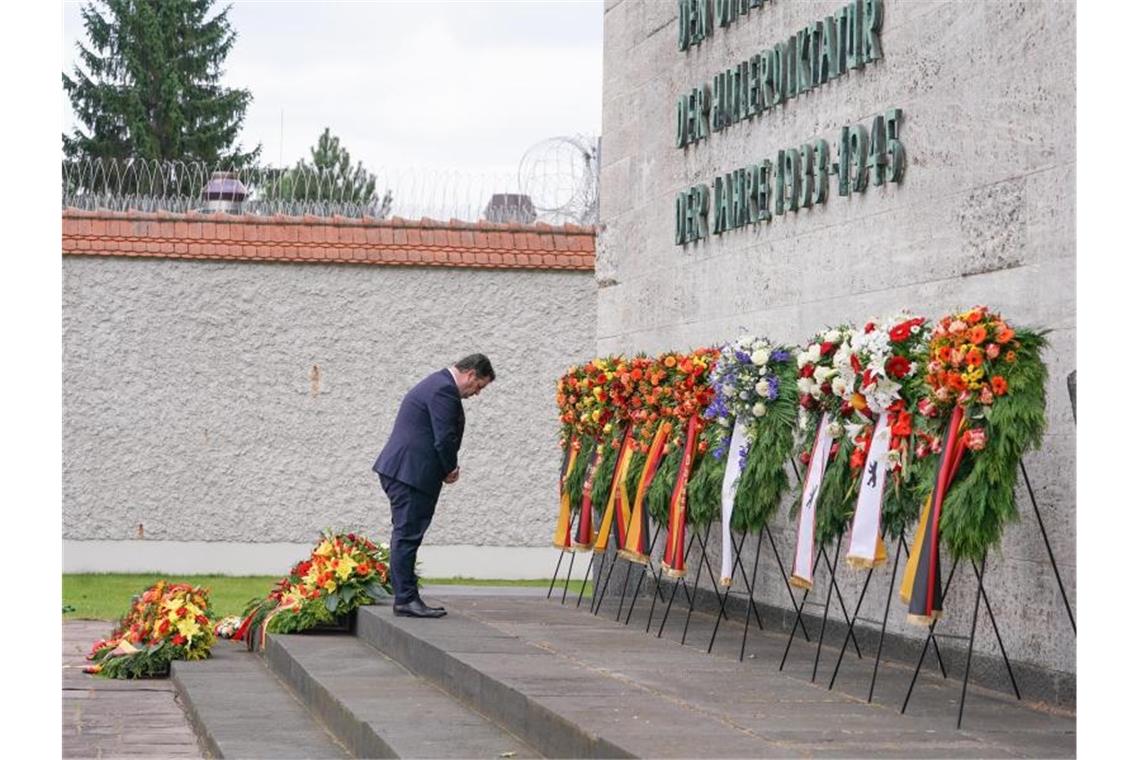 Politiker würdigen Widerstand gegen das NS-Regime Bundesarbeitsminister Hubertus Heil gedenkt den Ermordeten des Widerstands gegen die nationalsozialistische Gewaltherrschaft in der Gedenkstätte Plötzensee. Foto: Jörg Carstensen/dpa