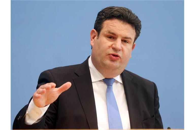 Bundesarbeitsminister Hubertus Heil (SPD) hat sich gegen eine Impfstatusabfrage von Arbeitgebern unter Beschäftigten ausgesprochen. Foto: Wolfgang Kumm/dpa