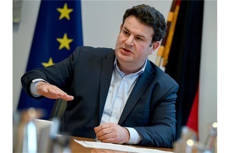 Bundesarbeitsminister Hubertus Heil: „Wir erleben in einzelnen Regionen und Branchen bereits, dass Arbeitskräfte und oft Fachkräfte fehlen.“. Foto: Britta Pedersen/dpa-Zentralbild/dpa
