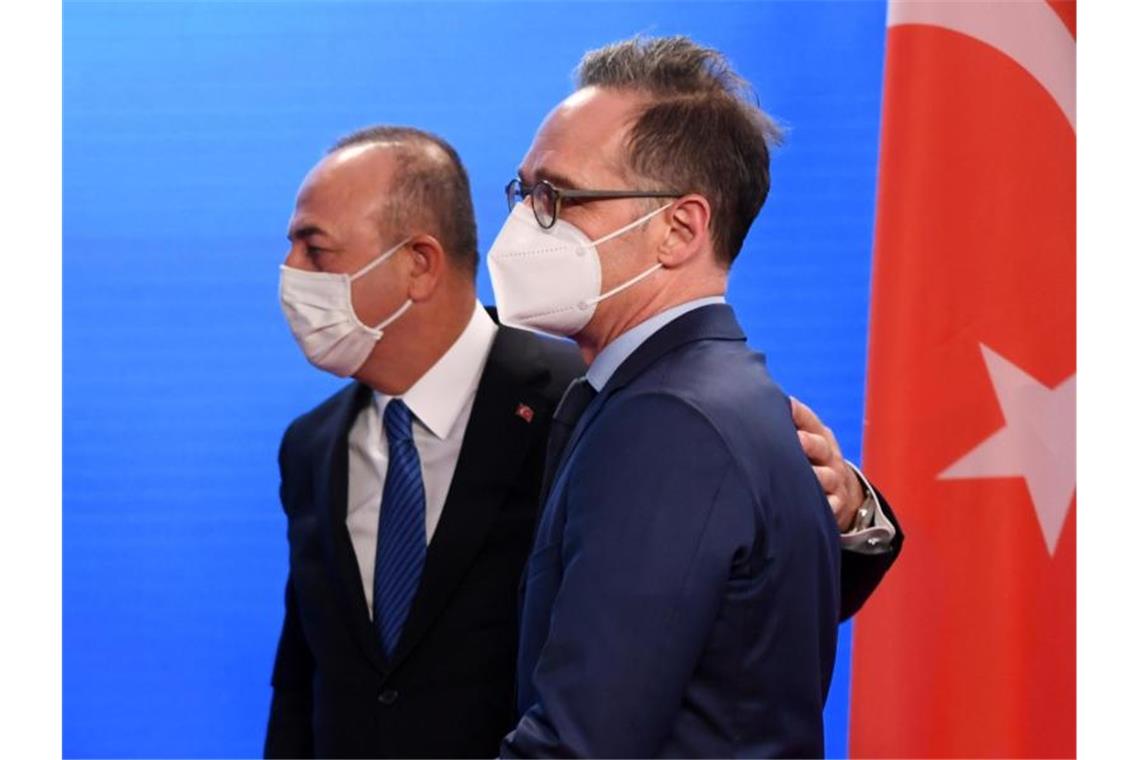 Maas will Sommerurlaub in der Türkei ermöglichen Bundesaußenminister Heiko Maas empfängt seinen türkischen Amtskollegen Mevlüt Cavusoglu (l) in Berlin. Foto: Annegret Hilse/Reuters Pool/dpa