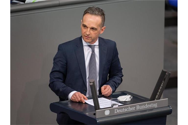 Bundesaußenminister Heiko Maas im Bundestag: „Was wie ein Auszug aus einem alten Agentenhandbuch klingt, das ist kurz gefasst nichts anderes als das Drehbuch, nach dem Moskau in den letzten Monaten agiert.“. Foto: Gregor Bauernfeind/dpa
