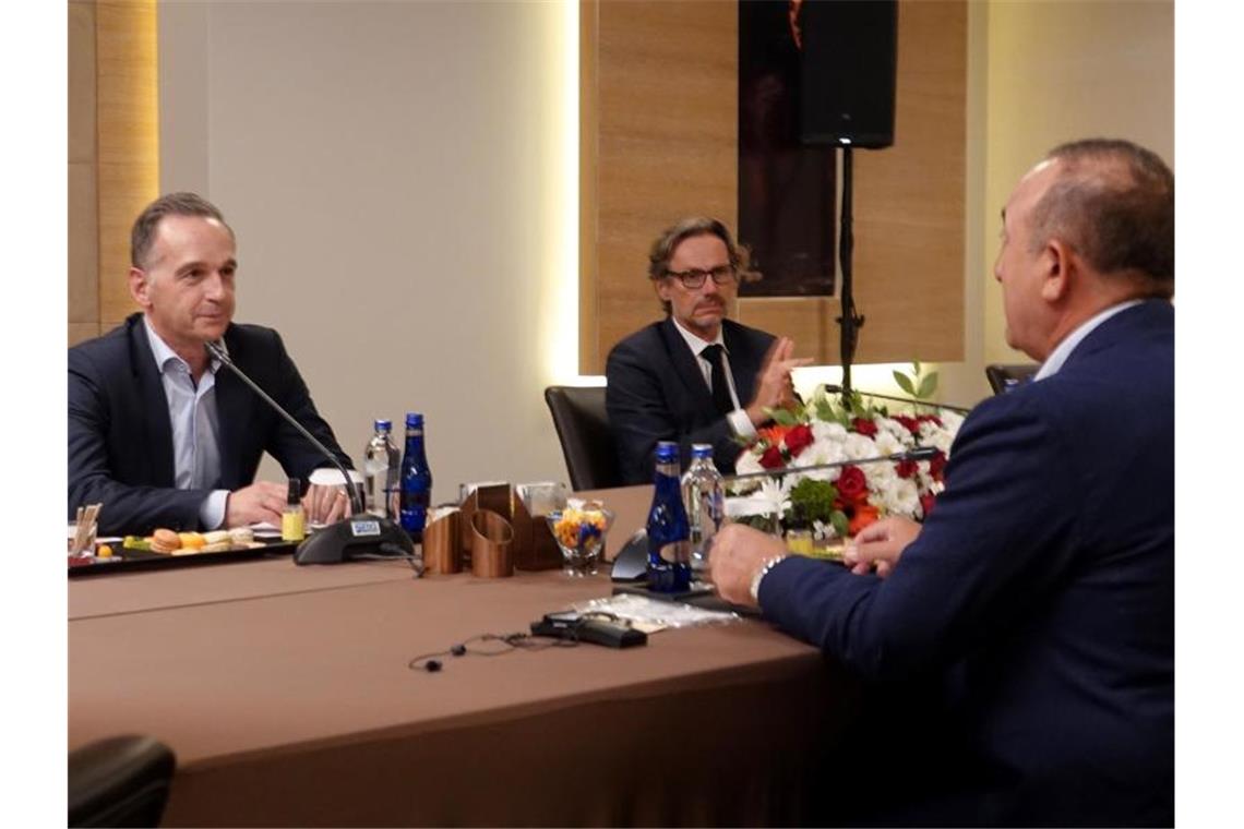 Bundesaußenminister Heiko Maas (l) im Gespräch mit seinem türkischen Amtskollegen Mevlüt Cavusoglu in Antalya. Foto: Michael Fischer/dpa