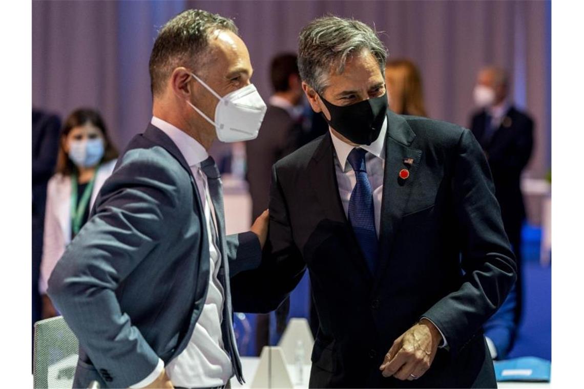 Bundesaußenminister Heiko Maas (l) mit seinem us-amerikanischen Amtskollegen Antony Blinken spricht beim Ministertreffen in Rom. Foto: Andrew Harnik/AP Pool/dpa