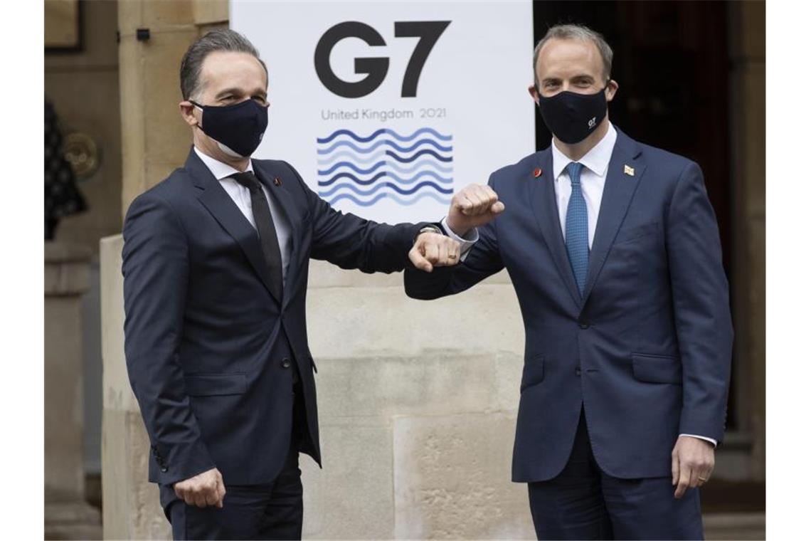 G7 wollen wachsenden Einfluss Chinas in der Welt eindämmen Bundesaußenminister Heiko Maas (l) wird von seinem britischen Amtskollegen Dominic Raab begrüßt. Foto: Steve Reigate/Daily Express/PA Wire/dpa