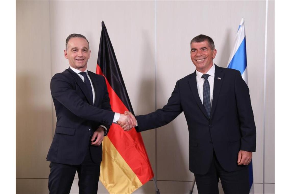 Maas betont Solidarität mit Israel - Warten auf Waffenruhe Bundesaußenminister Heiko Maas (l) wird von seinem israelischen Amtskollegen Gabi Ashkenazi in Tel Aviv begrüßt. Foto: Abir Sultan/Pool European Pressphoto Agency/AP/dpa