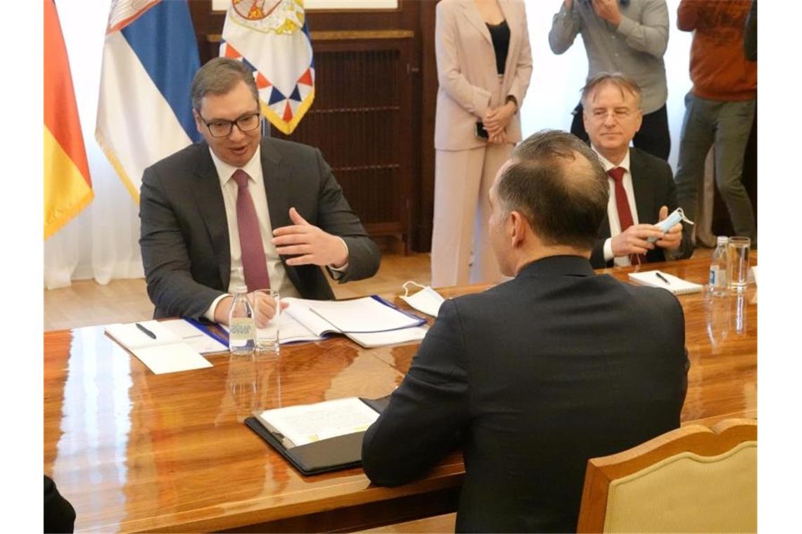 Maas sieht Beschaffung von russischem Impfstoff skeptisch Bundesaußenminister Heiko Maas (SPD,v) mit Aleksandar Vucic (hinten l), Präsident von Serbien, im Gespräch. Maas ist auf einer zweitägigen Balkanreise im Kosovo und in Serbien. Foto: Michael Fischer/dpa