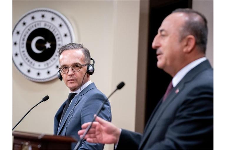 Bundesaußenminister Heiko Maas und sein türkischer Amtskollege Mevlüt Cavusoglu (r) geben nach ihrem Gespräch eine Pressekonferenz. Foto: Kay Nietfeld/dpa