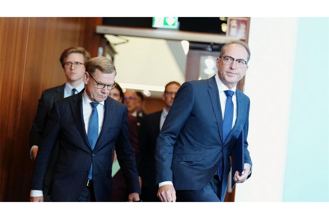 Bundesaußenminister Johann Wadephul (2.v.l, CDU) und Bundesinnenminister Alexander Dobrindt (r, CSU) auf dem Weg zu einer Pressekonferenz am Montagabend. Anlass ist der versuchte Anschlag Russlands mit einer Sprengstoff-Drohne auf den Flughafen Leipzig/Halle.