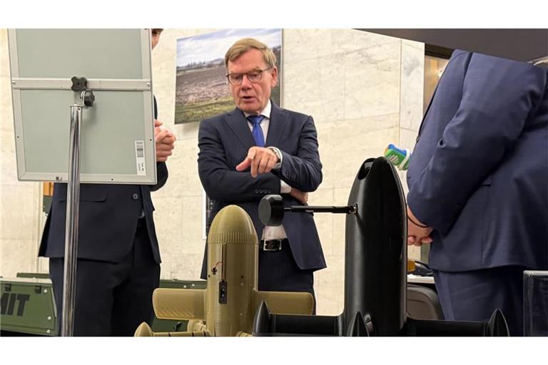 Bundesaußenminister Johann Wadephul (CDU, M) werden ukrainische Drohnen und andere Waffensysteme im Außenministerium gezeigt.