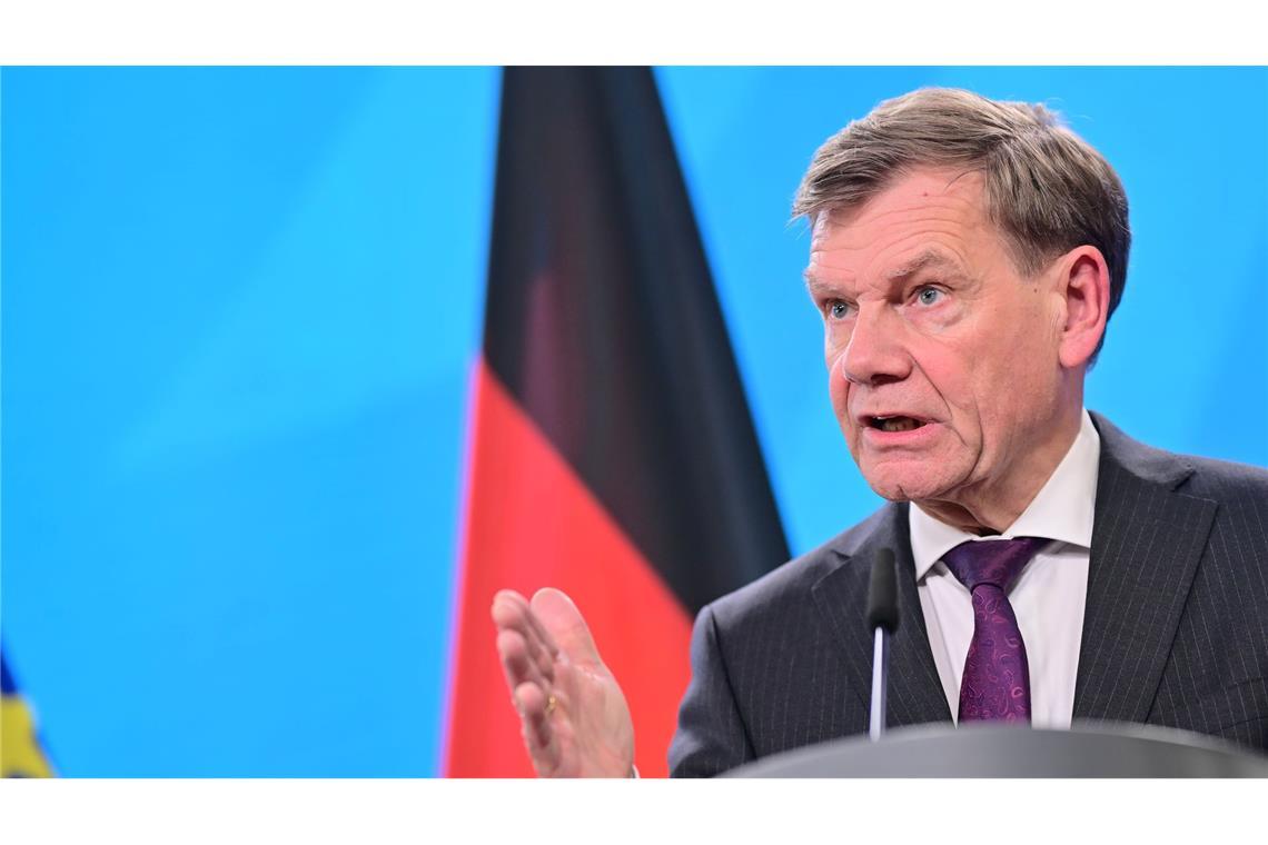 Wadephul: derartige Zölle helfen niemandem Bundesaußenminister Johann Wadephul (CDU) warnt Konsequenzen eines Zollstreits mit den USA.