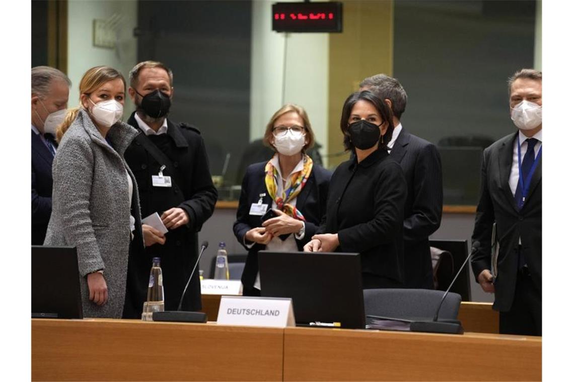 Bundesaußenministerin Annalena Baerbock (2.v.r, Bündnis 90/Die Grünen) bei einem Treffen mit EU-Kollegen in Brüssel. Foto: Virginia Mayo/AP/dpa