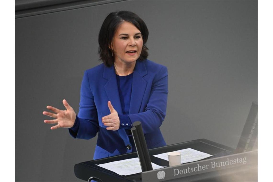 Bundestag fordert sofortigen Stopp des Ukraine-Kriegs Bundesaußenministerin Annalena Baerbock hat den Kurswechsel der Bundesregierung im Zusammenhang mit den Waffenlieferungen an die Ukraine verteidigt. Foto: Bernd von Jutrczenka/dpa