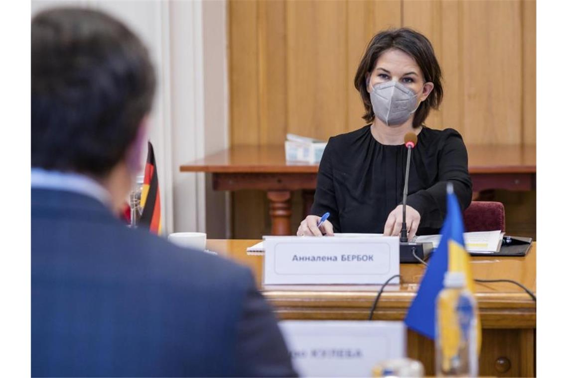 Baerbock in Kiew: Geduld bei Krisenlösung mit Moskau nötig Bundesaußenministerin Annalena Baerbock im Gespräch mit ihrem ukraininischen Amtskollegen Dmytro Kuleba in Kiew. Foto: Uncredited/Ukrainian Foreign Ministry Press Office/AP/dpa