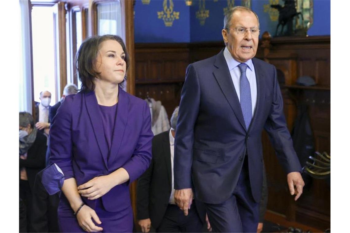 Moskau: Baerbock für Friedensgespräche im Ukraine-Konflikt Bundesaußenministerin Annalena Baerbock ist in Moskau von ihrem russischen Amtskollegen Sergej Lawrow empfangen worden. Foto: Uncredited/Russian Foreign Ministry Press Service/AP/dpa