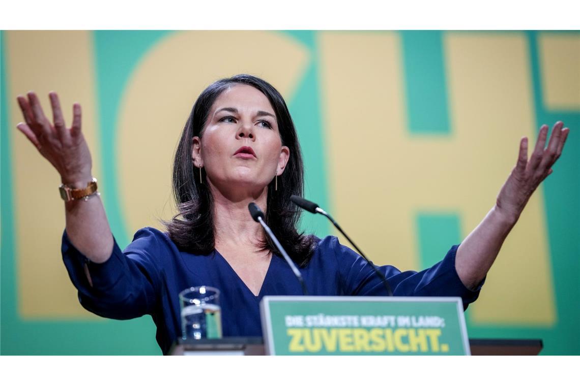 Grüne wollen Böllerverbot und 15 Euro Mindestlohn Bundesaußenministerin Annalena Baerbock spricht in ihrer Rede auch die tödliche Attacke auf eine Kita-Gruppe in einem Park in Aschaffenburg an.