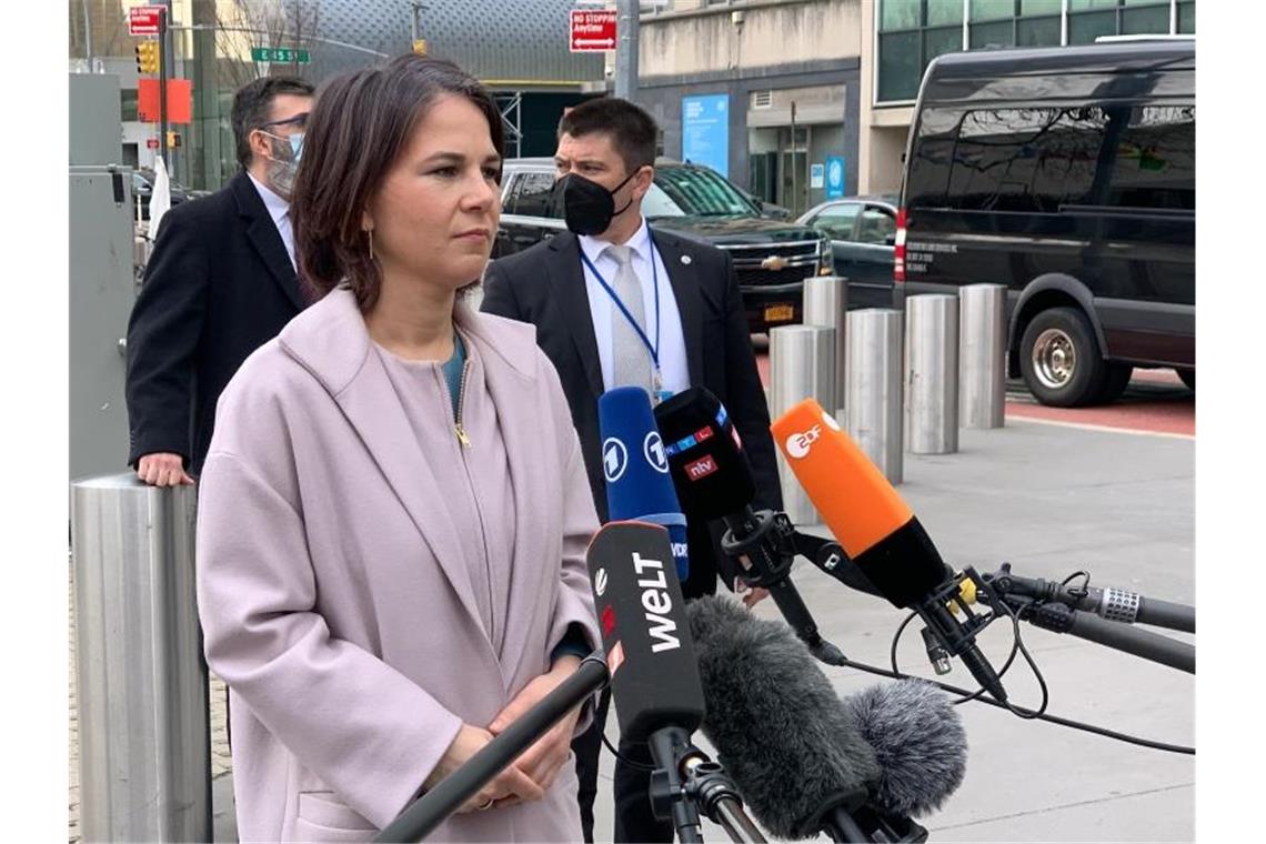 Scholz schließt militärischen Eingriff in Ukraine-Krieg aus Bundesaußenministerin Annalena Baerbock steht Journalisten in New York Rede und Antwort. Foto: Benno Schwinghammer/dpa