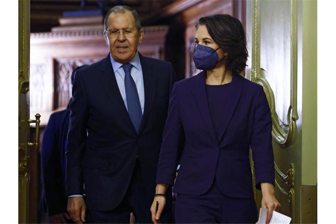 Scholz droht Moskau im Ukraine-Konflikt - Baerbock in Moskau Bundesaußenministerin Annalena Baerbock und ihr russischer Amtskollege Sergej Lawrow in Moskau. Foto: Maxim Shemetov/Pool Reuters/AP/dpa