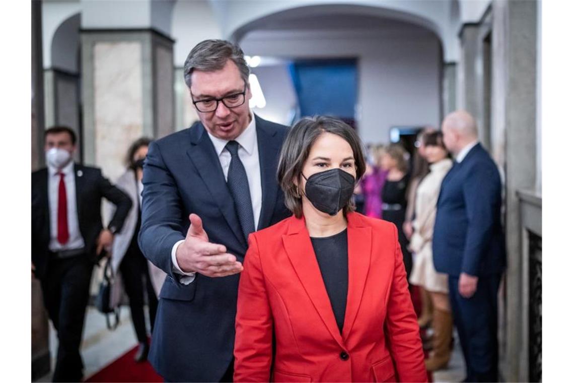 Baerbock in Serbien: Gegenüber Russland Farbe bekennen Bundesaußenministerin Annalena Baerbock wird in Belgrad vom serbischen Präsidenten Aleksander Vucic empfangen. Foto: Michael Kappeler/dpa