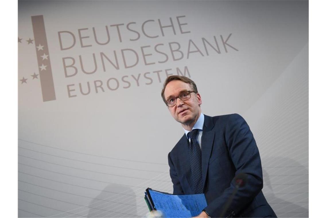 Bundesbankpräsident hält EZB-Beschlüsse für zu weitgehend Bundesbankpräsident Jens Weidmann auf den Weg zu einer Pressekonferenz in Frankfurt/M. Foto: Arne Dedert/dpa