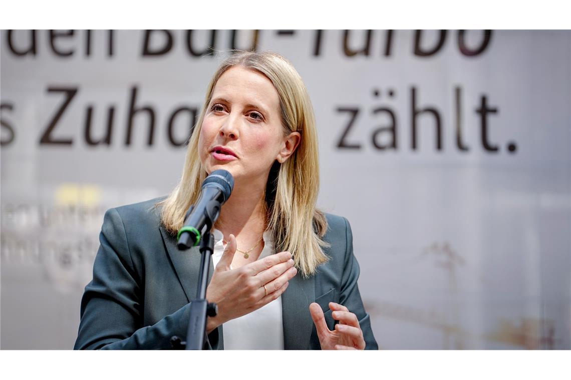 Bundesbauministerin Verena Hubertz. Die Bundesregierung will über schnellere Genehmigungen den schleppenden Wohnungsbau in Schwung bringen. (Archivbild)