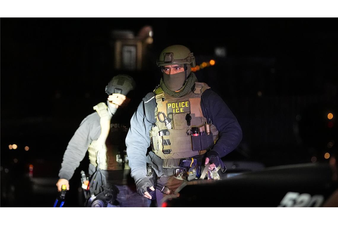 Bundesbeamte der Einwanderungsbehörde am Tatort einer gemeldeten Schießerei in Minneapolis.