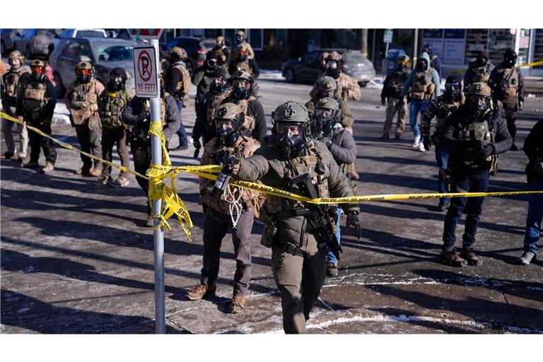 Bundesbeamte der Einwanderungsbehörde setzen nach einem Schussvorfall Pfefferspray gegen Beobachter ein.