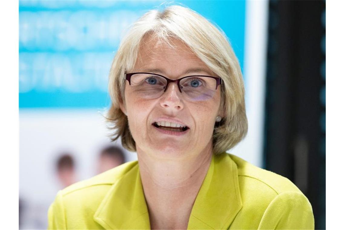 Karliczek weist Grundsatzkritik Kretschmanns zurück Bundesbildungsministerin Karliczek geht davon aus, dass die Bürger zu Recht erwarteten, dass Bund und Länder die Zukunftsaufgabe Bildung gemeinsam angingen. Foto: Bernd Weissbrod/dpa