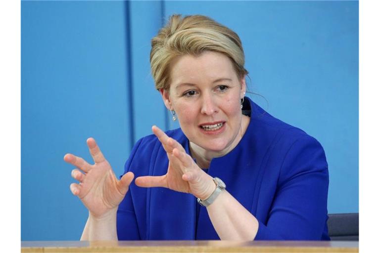 Bundesfamilienministerin Franziska Giffey sieht im „Schützen, Testen, Impfen“ die notwendigen Instrumente für eine Rückkehr der Kinder in die Normalität. Foto: Wolfgang Kumm/dpa