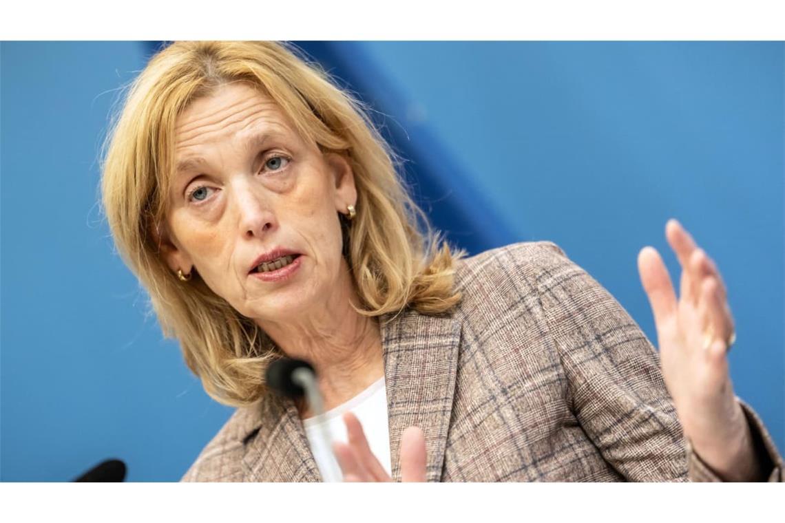 Bundesfamilienministerin Karin Prien (CDU) hatte eine Streichliste vorgelegt, um in ihrem Haushalt zu sparen. Doch daraus wird nun wohl nichts.