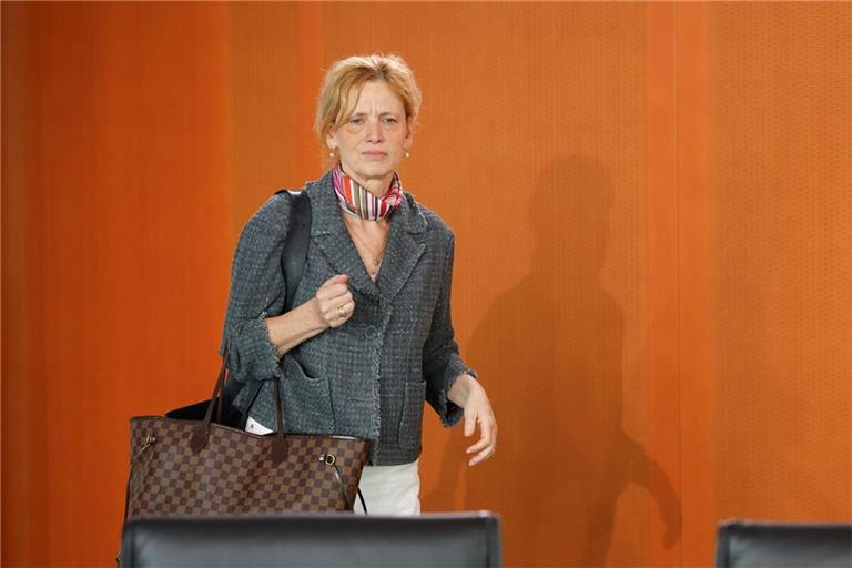 Bundesfamilienministerin Karin Prien (CDU) will ein Pflegegeld als Lohnersatz für pflegende Angehörige.
