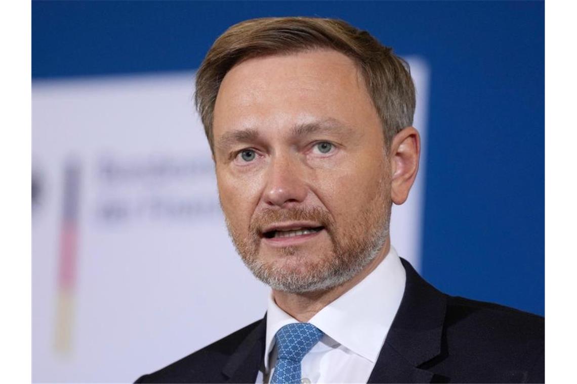 Lindner verspricht Entlastungen von 30 Milliarden Euro Bundesfinanzminister Christian Lindner mahnt die anderen Minister der Ampel-Regierung zu Sparsamkeit. Foto: Michael Sohn/POOL AP/dpa