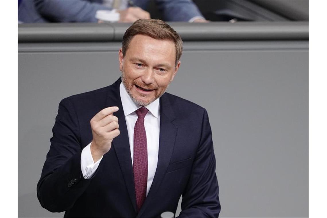 Bundesfinanzminister Christian Lindner spricht im Bundestag zu den Abgeordneten. Foto: Kay Nietfeld/dpa