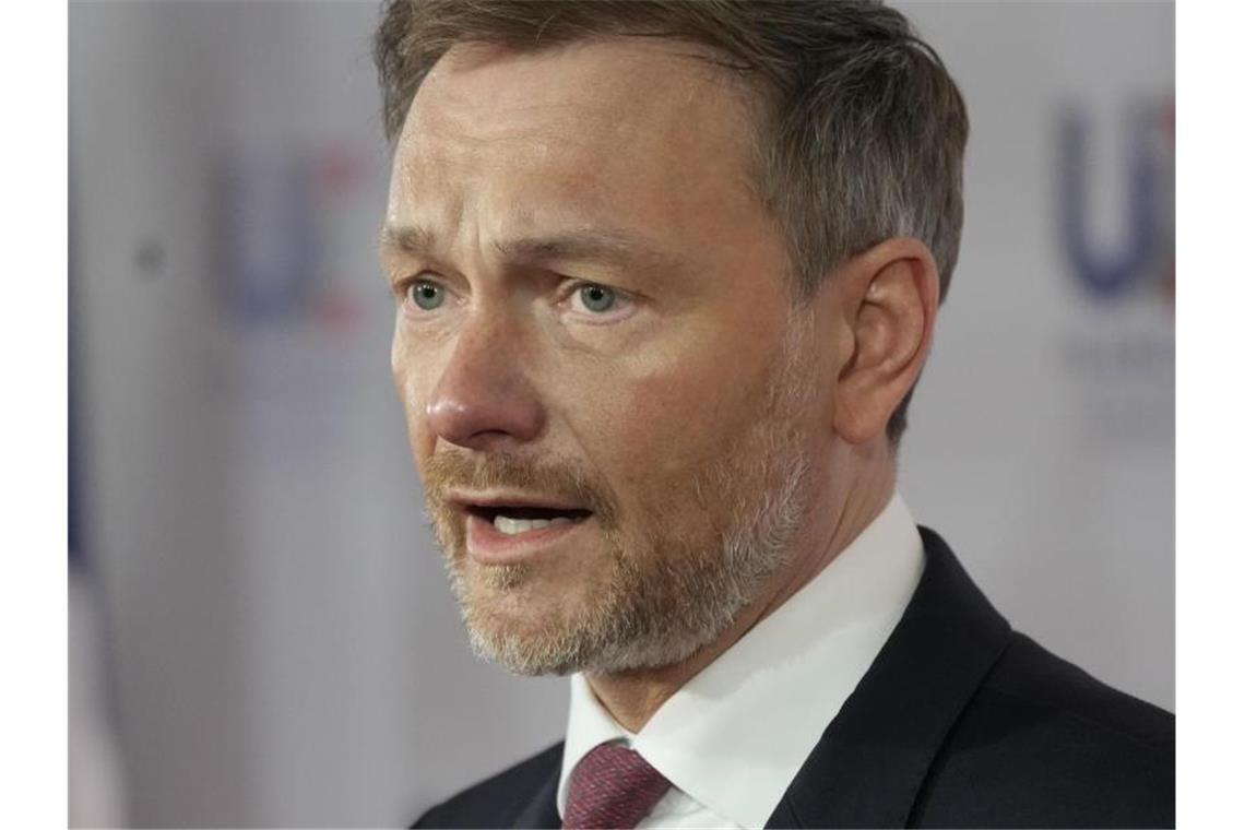 Energiepreise belasten Wirtschaft und Verbraucher Bundesfinanzminister Christian Lindner spricht sich weiterhin gegen eine befristete Senkung der Mehrwertsteuer für Diesel und Benzin aus. Foto: Francois Mori/AP/dpa