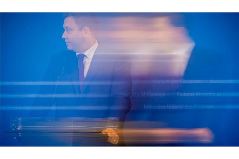 Bundesfinanzminister Lars Klingbeil äußert sich bei einer Pressekonferenz zur Sitzung des Arbeitskreises Steuerschätzung im Bundesfinanzministerium. (Wischeffekt durch Mitziehen)