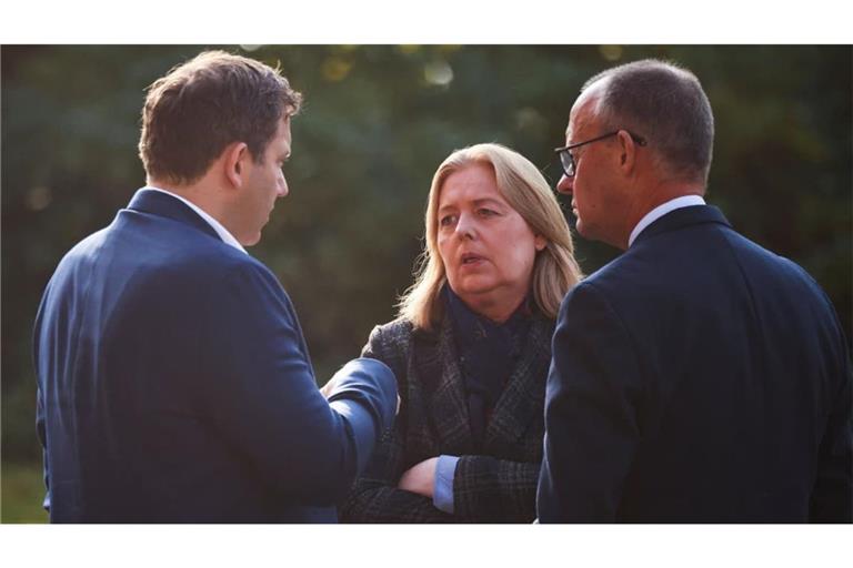 Bundesfinanzminister Lars Klingbeil (SPD), Bundesarbeitsministerin Bärbel Bas (SPD) und Kanzler Friedrich Merz (CDU) bei einem Kabinettstreffen in der Villa Borsig.