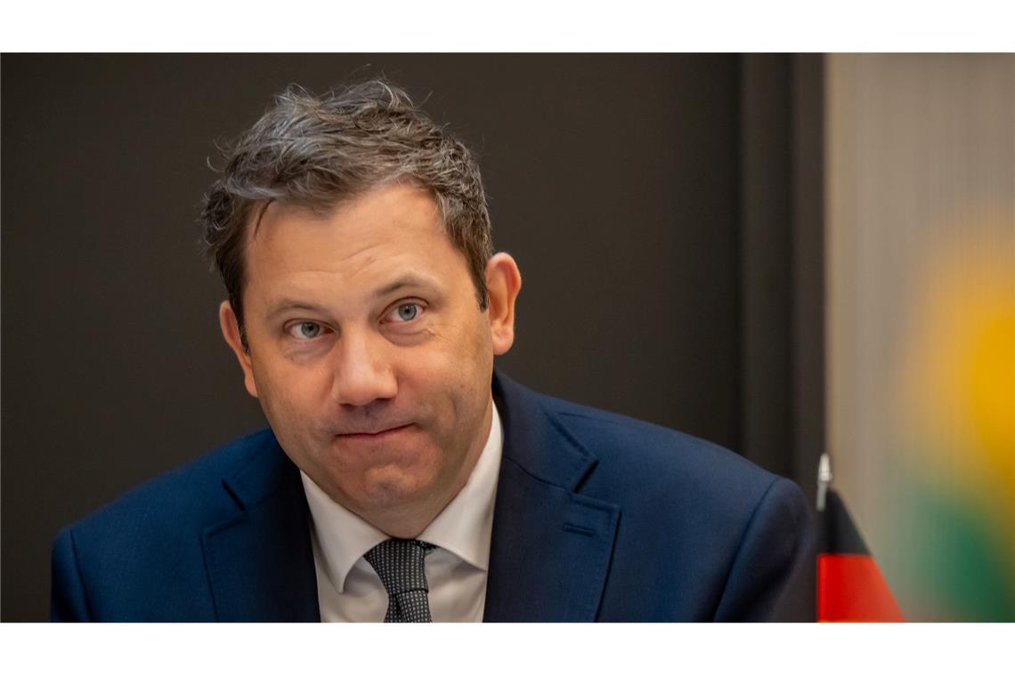 Bundesfinanzminister Lars Klingbeil (SPD) erinnert seine Kabinettskolleginnen und -kollegen ans Sparen. (Archivbild)