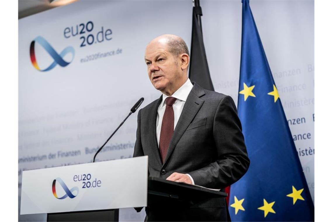 Bundesfinanzminister Olaf Scholz gibt vor der Videokonferenz der EU-Wirtschafts- und Finanzminister ein Pressestatement. Foto: Michael Kappeler/dpa