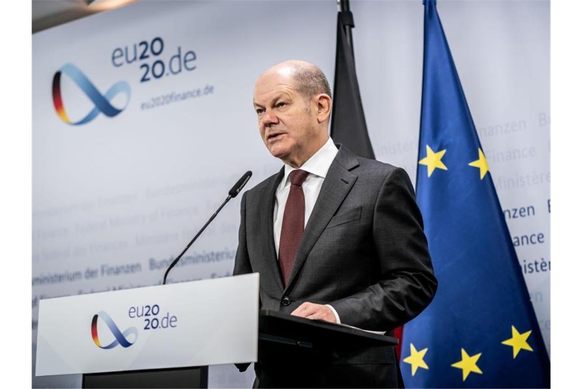 Corona-Hilfen: Scholz zuversichtlich für rasche Lösung Bundesfinanzminister Olaf Scholz gibt vor der Videokonferenz der EU-Wirtschafts- und Finanzminister ein Pressestatement. Foto: Michael Kappeler/dpa