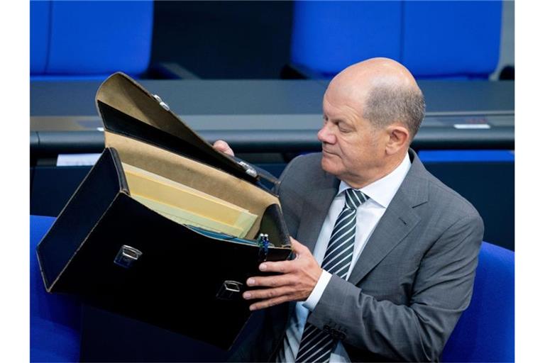 Bundesfinanzminister Olaf Scholz im Bundestag. Der Bund will sich zur Bewältigung der Folgen der Corona-Krise eine Rekordsumme an den Finanzmärkten leihen. Foto: Kay Nietfeld/dpa