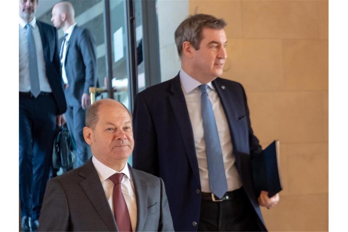 Bundesfinanzminister Olaf Scholz (l) und Bayerns Ministerpräsident Markus Söder in München. Foto: Peter Kneffel/dpa