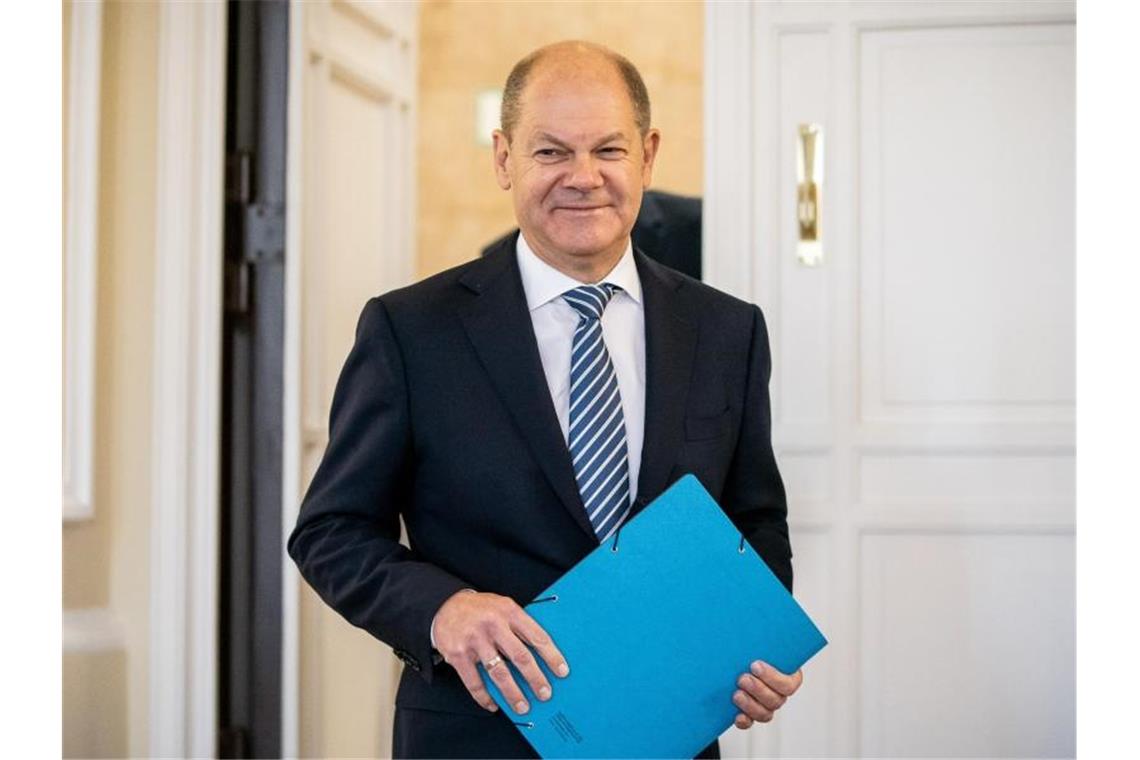 Bundesfinanzminister Olaf Scholz (SPD) kommt zu der Bekanntgabe des Ergebnisses der Herbst-Steuerschätzung. Foto: Michael Kappeler/dpa
