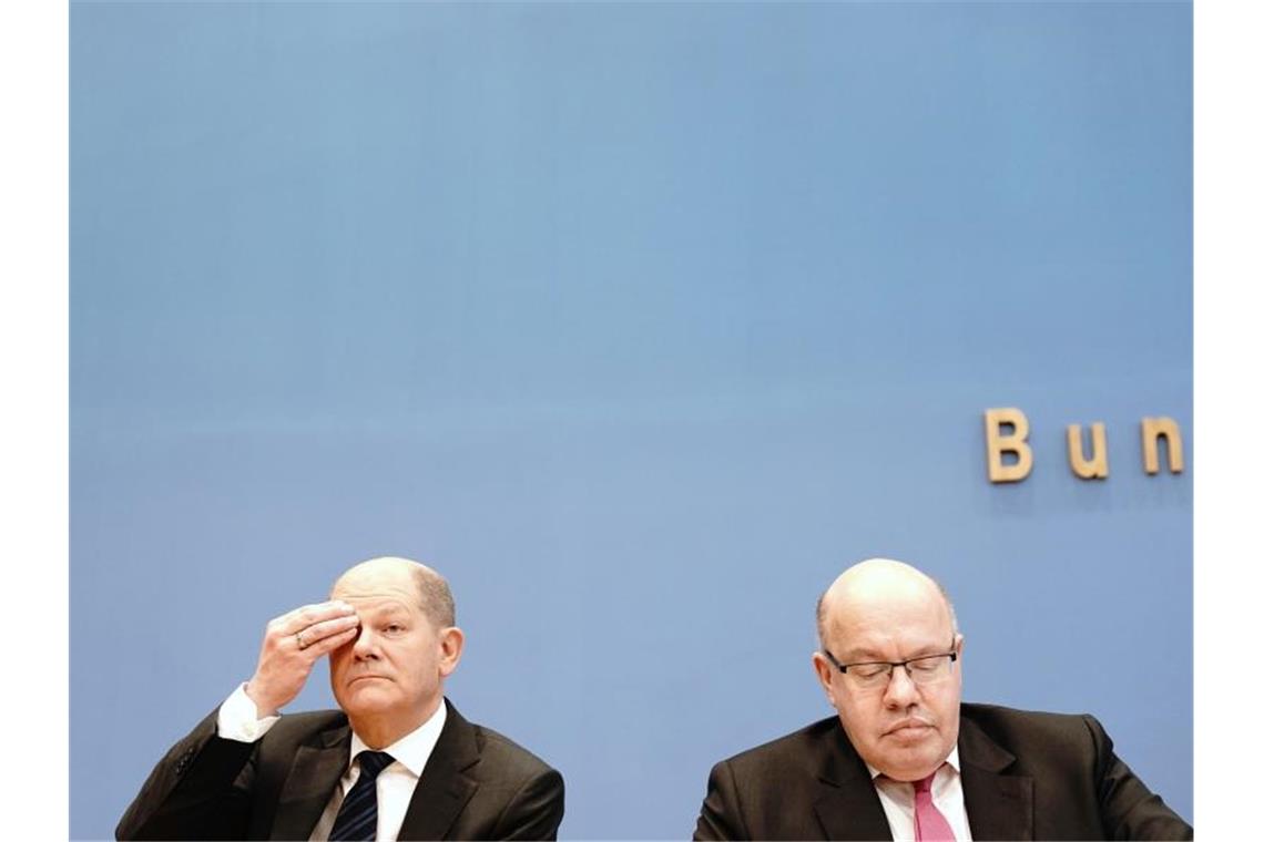 Bundesfinanzminister Olaf Scholz (SPD) und Wirtschaftsminister Peter Altmaier (CDU) auf der Bundespressekonferenz. Ist das geplante Programm zu Notkrediten zu kompliziert?. Foto: Kay Nietfeld/dpa