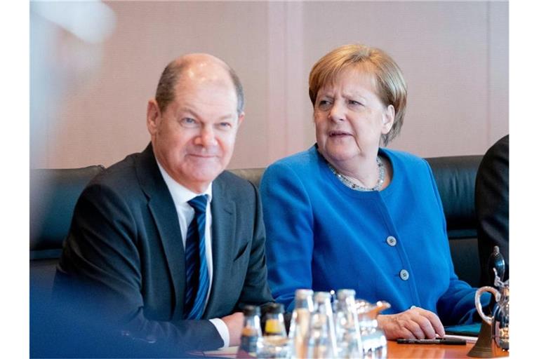 Bundesfinanzminister Olaf Scholz und Bundeskanzlerin Angela Merkel während einer Kabinettsitzung. Foto: Kay Nietfeld/dpa