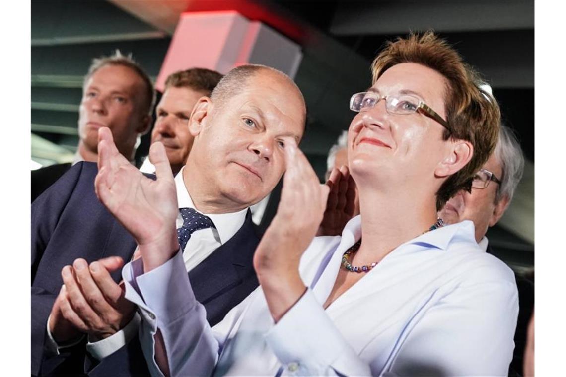 Bundesfinanzminister Olaf Scholz und Landtagsabgeordnete Klara Geywitz verfolgen auf der SPD-Wahlparty die Bekanntgabe erster Ergebnisse. Foto: Kay Nietfeld